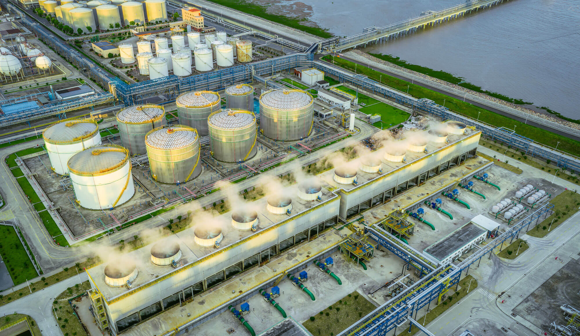 Industrial plant with cooling systems releasing waste heat, illustrating energy efficiency and waste heat recovery in European industry